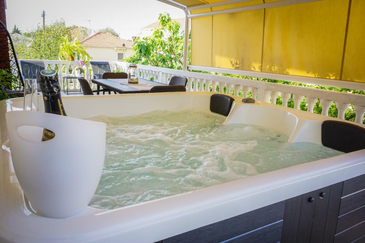 Apartment Paula with Private Jacuzzi Zadar Exterior foto