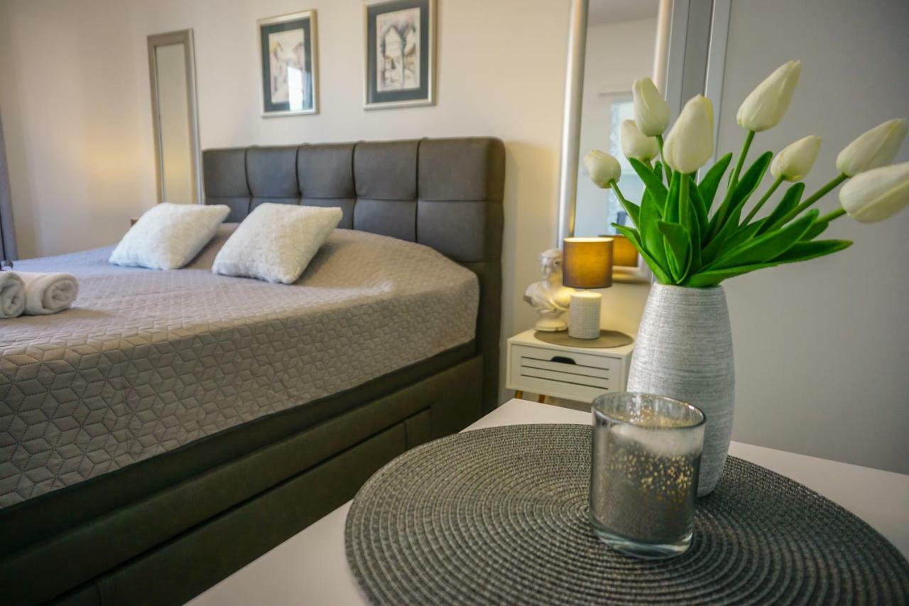 Apartment Paula with Private Jacuzzi Zadar Exterior foto